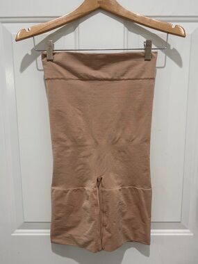 Victoria's Secret Slimtastic Shaping Shorts in Beige, Large